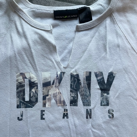 REALLY CUTE DKNY QUARTER SLEEVE TEE V NOTCHED NECK WITH DKNY JEANS ON FRONT SZ L - Picture 2 of 5